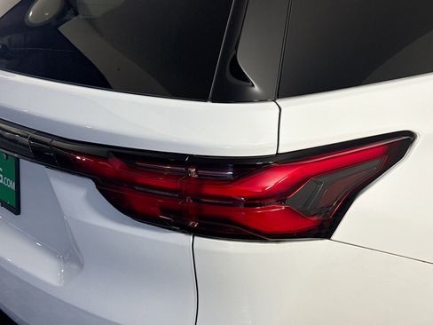 Used 2024 Chevrolet Traverse RS image 34