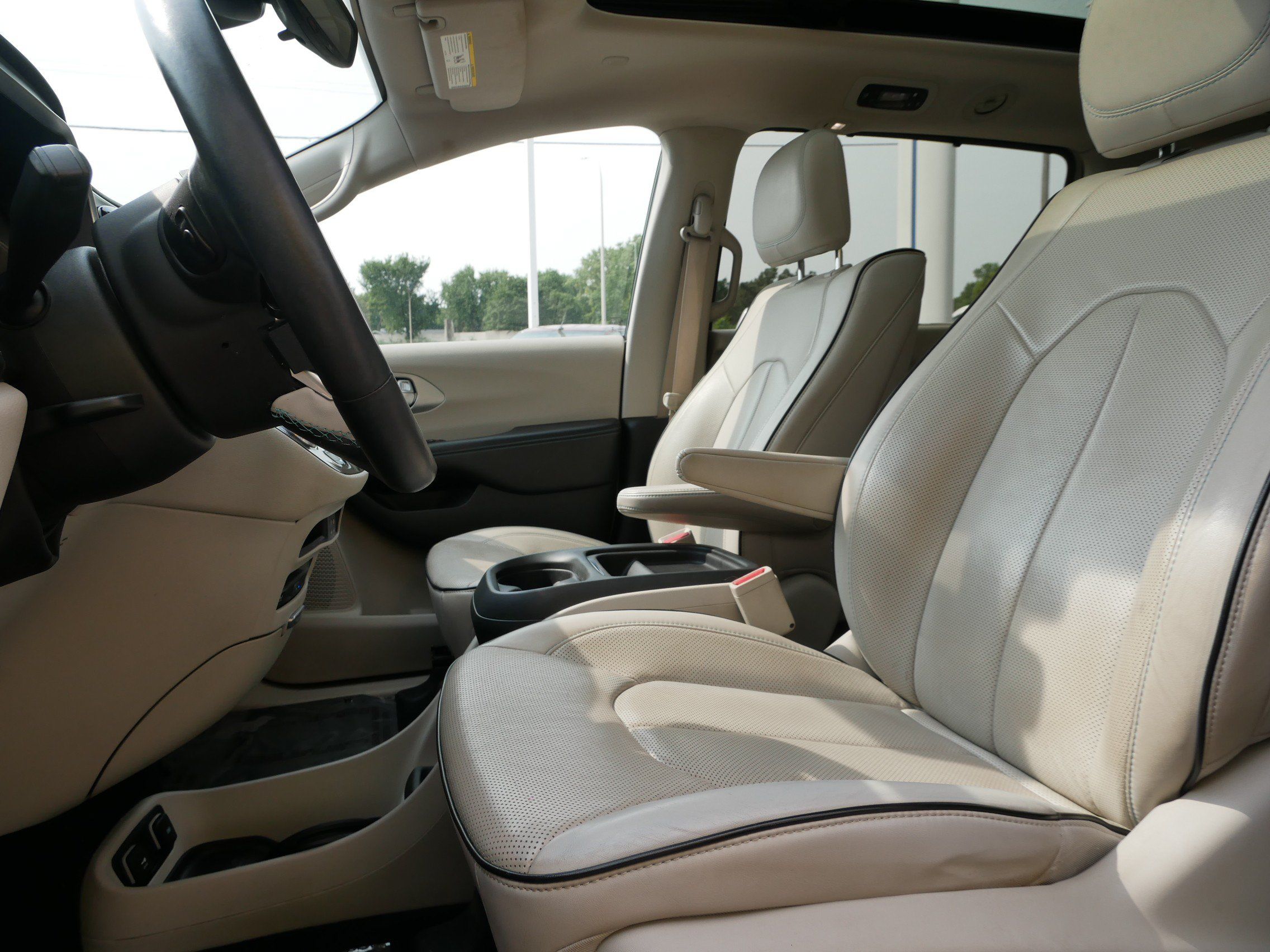 Used 2017 Chrysler Pacifica Platinum FWD image 6
