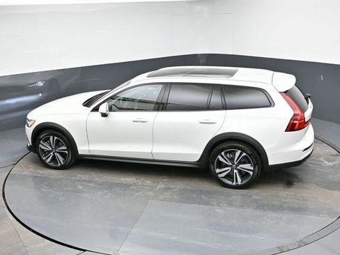Used 2025 Volvo V60 B5 Cross Country Plus image 38