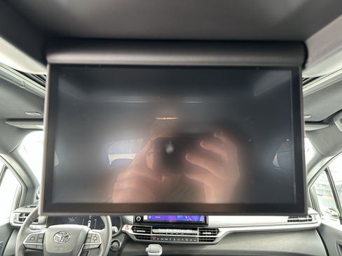 Used 2025 Toyota Sienna Limited image 21