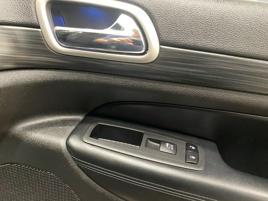 Used 2020 Jeep Grand Cherokee Altitude AWD/4WD image 12