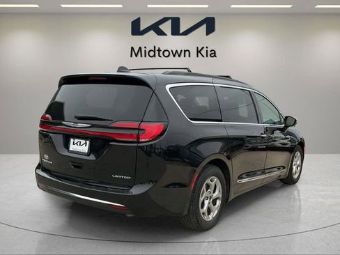 Used 2023 Chrysler Pacifica Limited FWD image 3