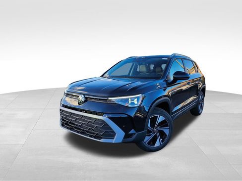 New 2026 Volkswagen Taos SE image 3