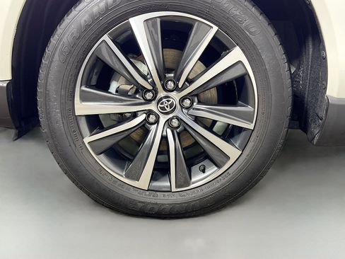 Used 2021 Toyota Venza LE w/ Carpet Mat Package (TMS) image 14