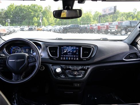 Used 2019 Chrysler Pacifica Limited w/ S Appearance Package FWD image 20