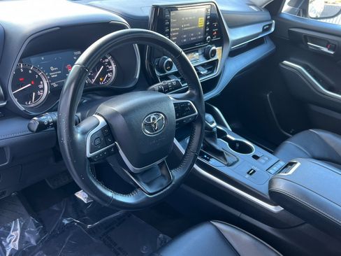 Certified 2022 Toyota Highlander XLE image 10