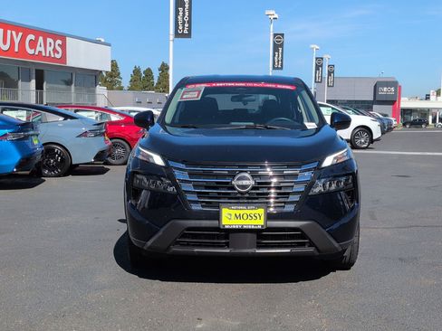 Used 2025 Nissan Rogue SV image 4