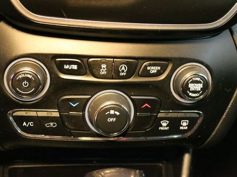 Used 2020 Jeep Cherokee Latitude w/ Cold Weather Group AWD/4WD image 25