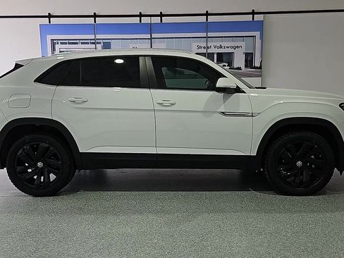 Certified 2023 Volkswagen Atlas Cross Sport SE w/ Panoramic Sunroof Package FWD image 9