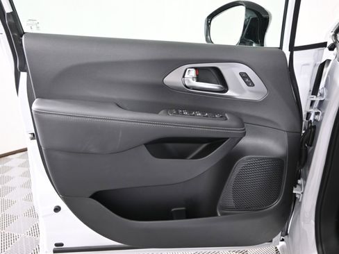 Used 2025 Chrysler Pacifica Select image 20