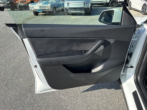 Used 2022 Tesla Model Y Long Range image 25