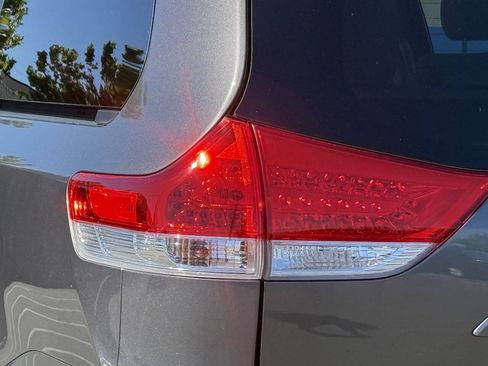 Used 2012 Toyota Sienna LE w/ Towing Pkg FWD image 18