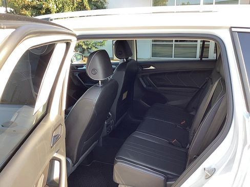 Used 2022 Volkswagen Tiguan SE w/ Panoramic Sunroof Package AWD/4WD image 12