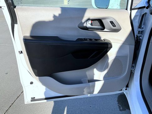 Used 2022 Chrysler Pacifica Touring-L FWD image 9