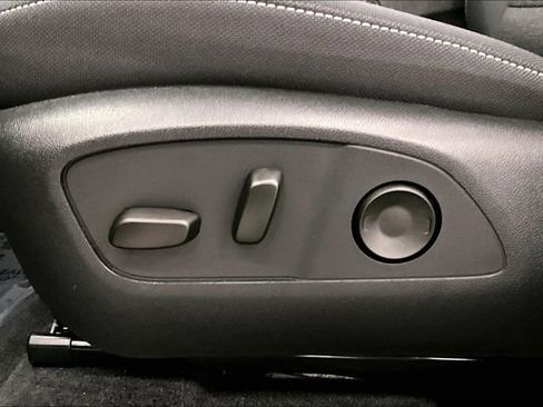 Used 2025 Chevrolet Traverse LT w/ Sun and Wheel Package image 31