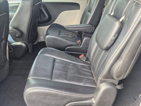 Used 2014 Chrysler Town & Country Touring FWD image 12