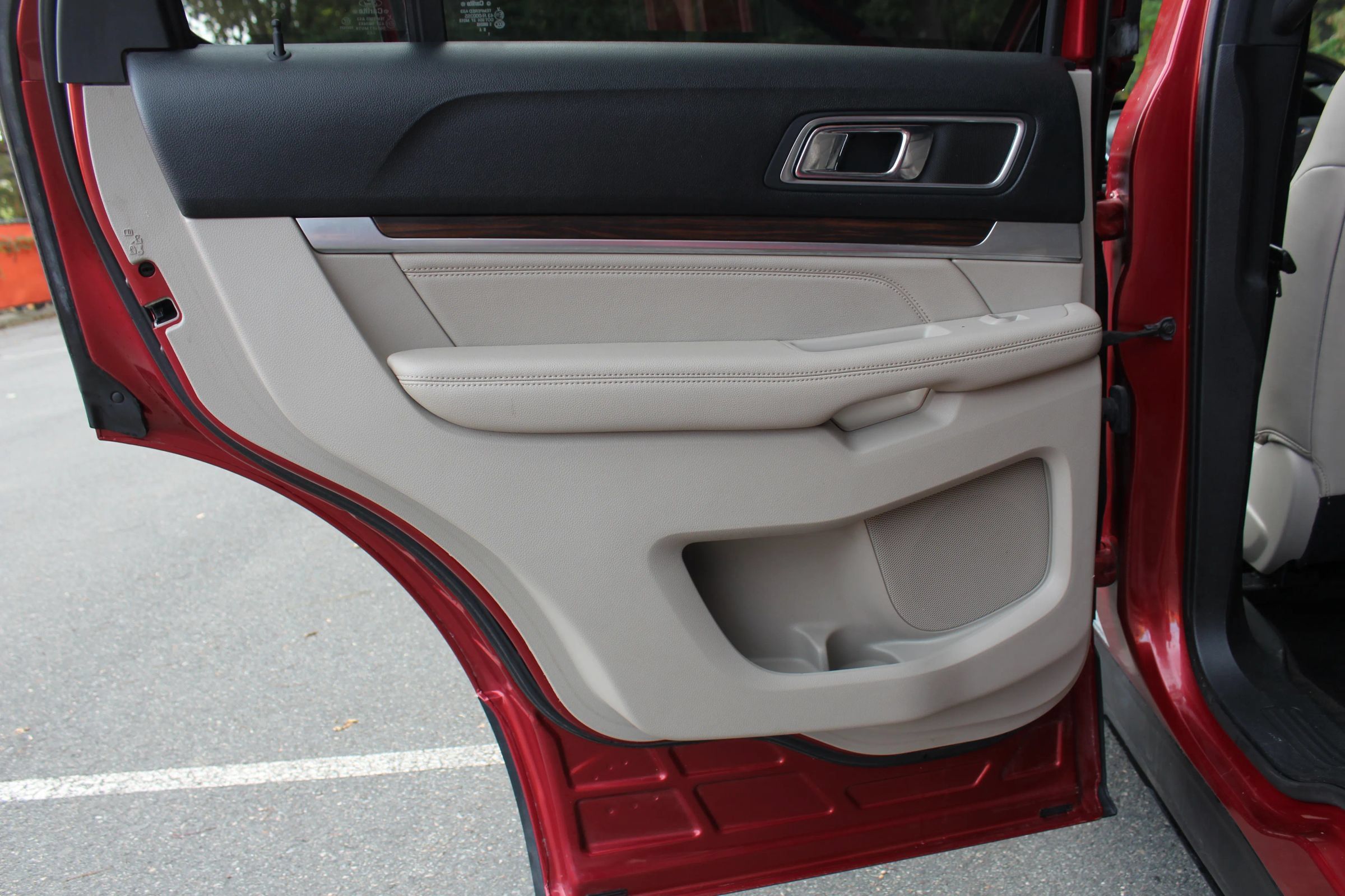 Used 2018 Ford Explorer Limited w/ Equipment Group 301A AWD/4WD image 15