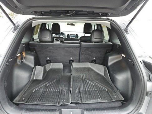 Used 2019 Jeep Cherokee Latitude Plus w/ Cold Weather Group image 18