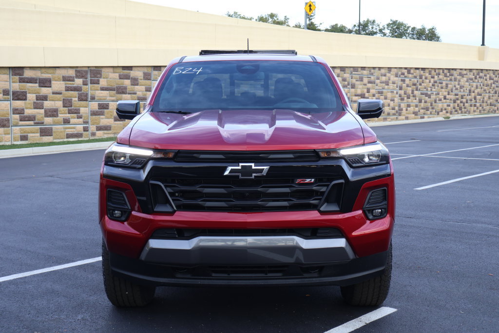 New 2026 Chevrolet Colorado Z71 w/ Midnight Edition AWD/4WD image 2