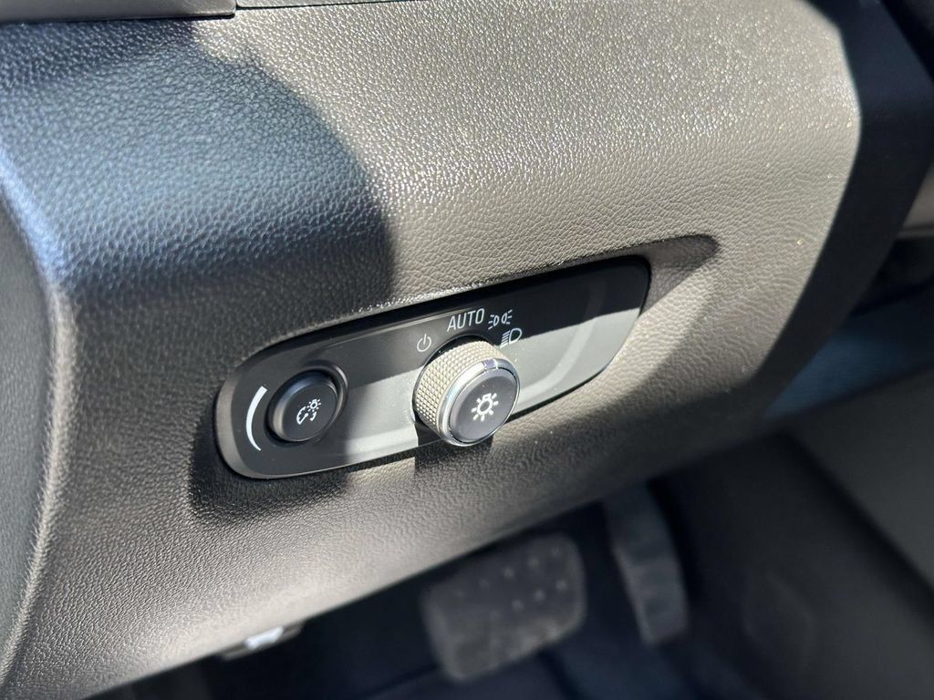 Used 2023 Chevrolet Traverse LT FWD image 17