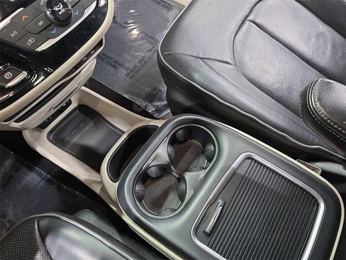 Used 2020 Chrysler Pacifica Limited image 24