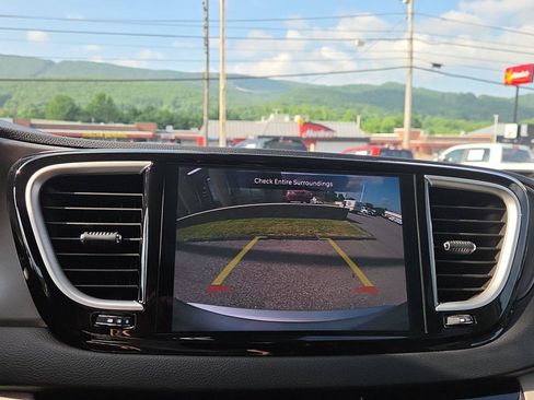 Used 2024 Chrysler Pacifica Touring-L FWD image 29