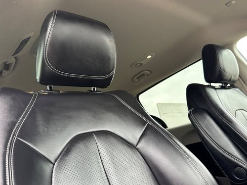 Used 2023 Chrysler Pacifica Touring-L FWD image 19