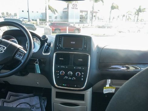 Used 2018 Dodge Grand Caravan SE w/ UConnect Hands-Free Group image 12