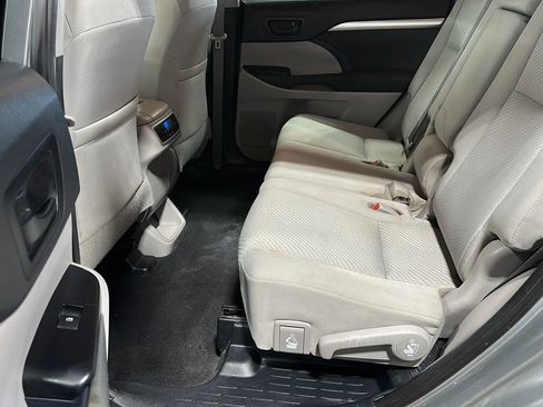 Used 2019 Toyota Highlander LE AWD/4WD image 11