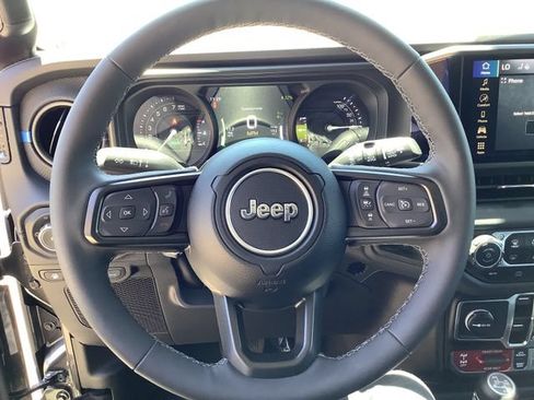 Used 2025 Jeep Wrangler Unlimited Rubicon 4xe w/ Convenience Group AWD/4WD image 11