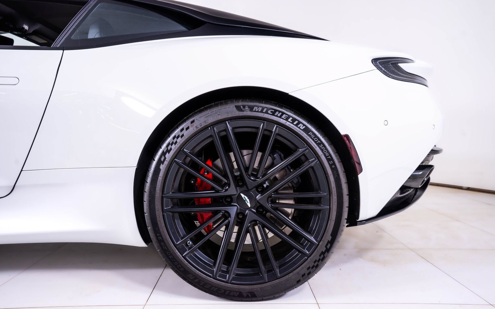Used 2025 Aston Martin DB12 Coupe RWD image 17