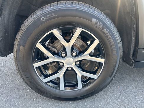 Certified 2024 Jeep Grand Cherokee Limited w/ Luxury Tech Group II image 11