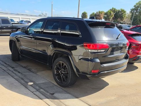 Used 2018 Jeep Grand Cherokee Altitude RWD image 3