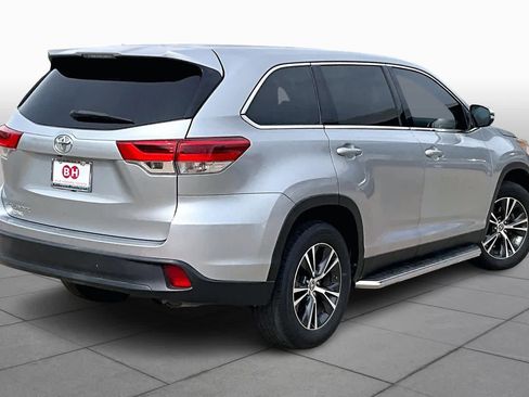 Used 2019 Toyota Highlander LE image 12