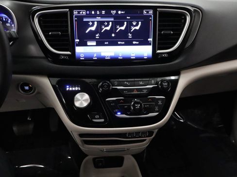 Used 2023 Chrysler Pacifica Touring-L FWD image 10