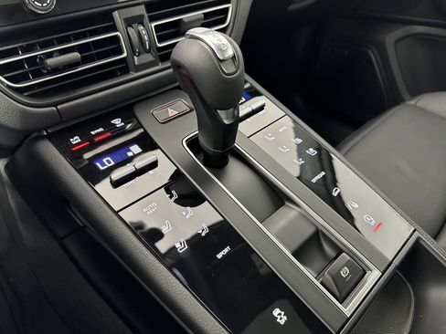 Used 2025 Porsche Macan image 18