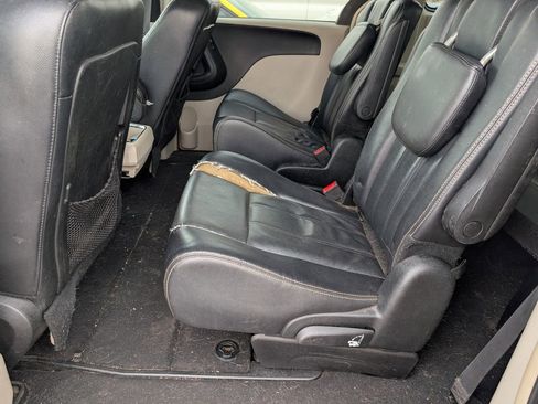 Used 2014 Chrysler Town & Country Touring image 9