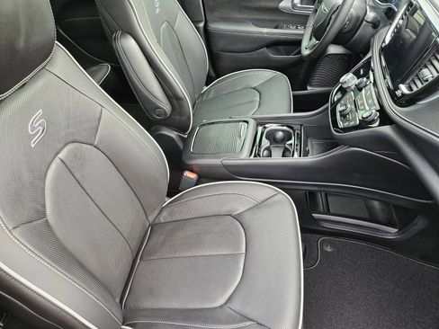 New 2026 Chrysler Pacifica Limited w/ Uconnect Theater Family Group image 16