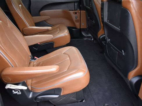 Used 2019 Chrysler Pacifica Limited w/ Tire & Wheel Group FWD image 28
