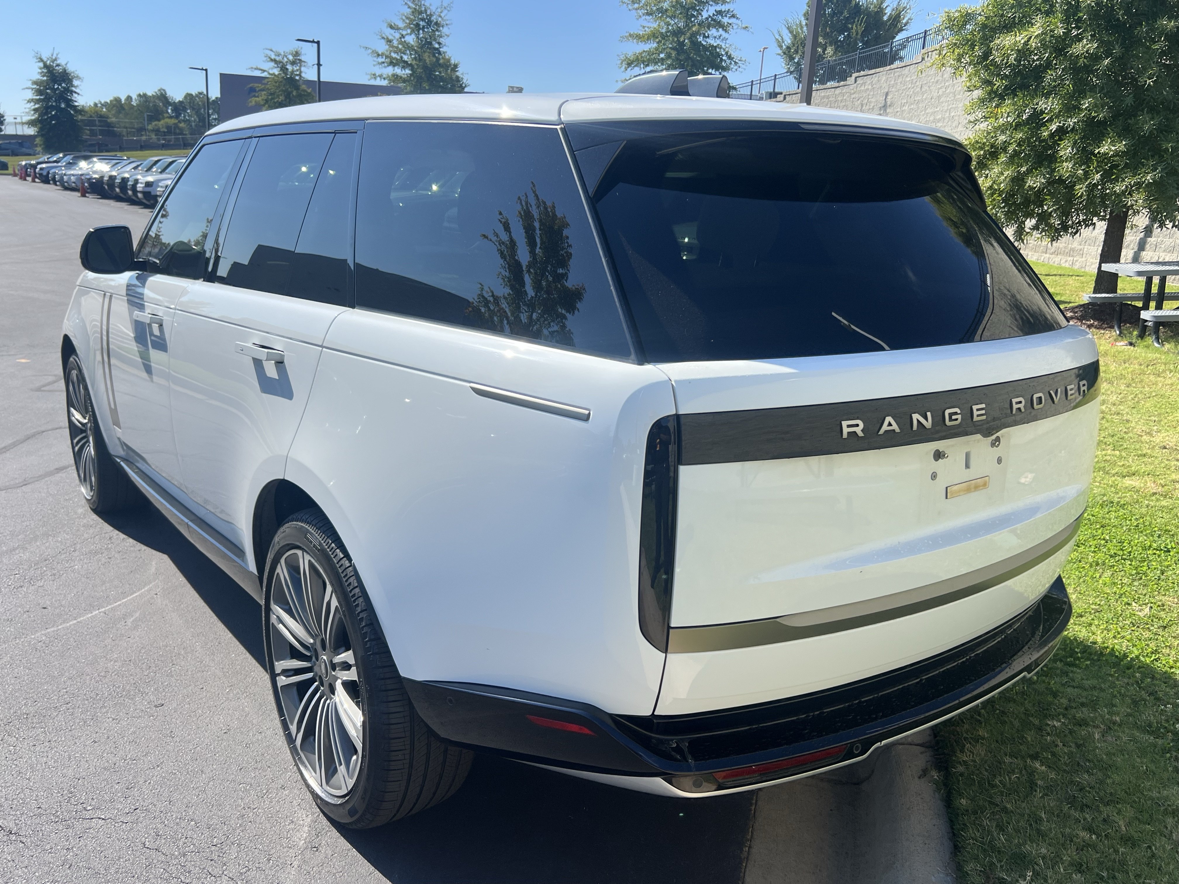 Used 2025 Land Rover Range Rover SE AWD/4WD image 5