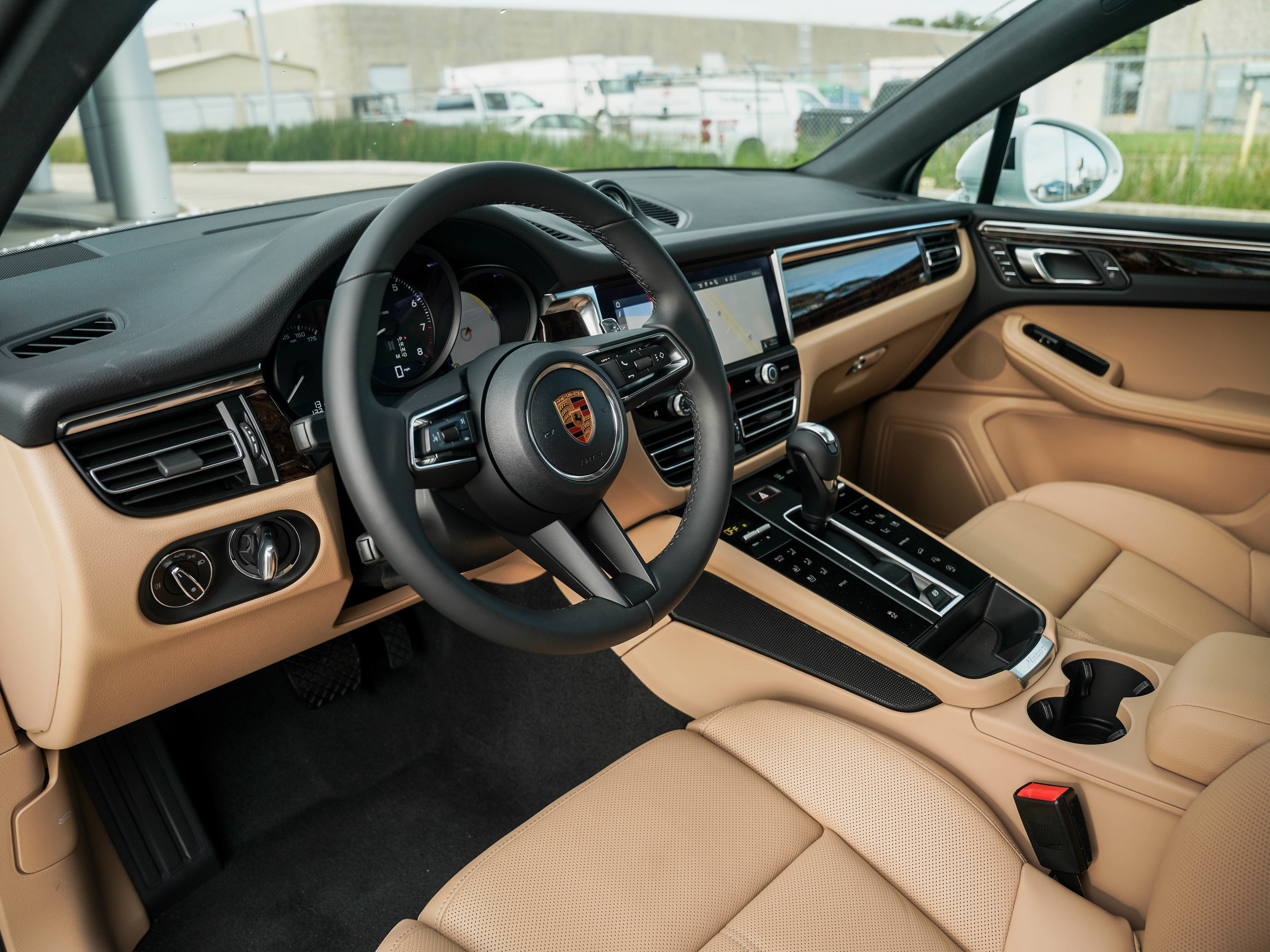 Certified 2026 Porsche Macan AWD/4WD image 4