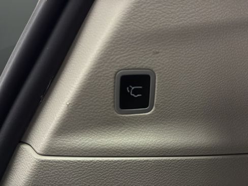 Used 2023 Chrysler Pacifica Limited w/ Uconnect Theater Family Group FWD image 33