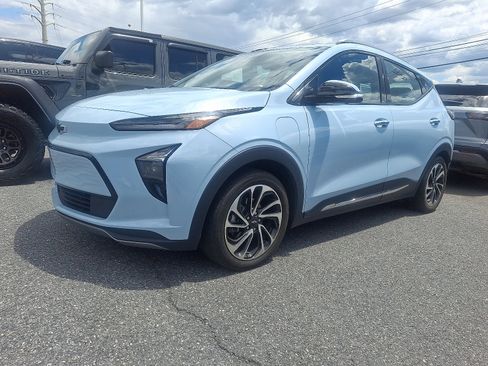 Used 2023 Chevrolet Bolt EUV Premier w/ Sun & Sound Package FWD image 3