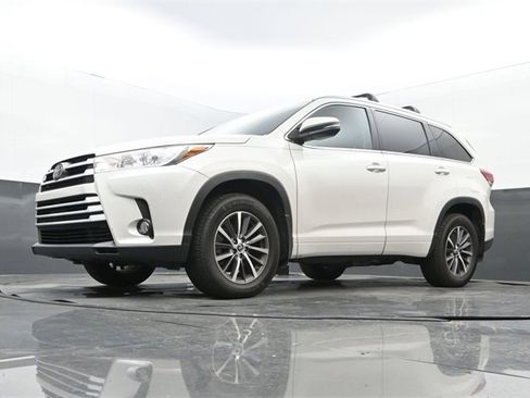 Used 2018 Toyota Highlander XLE image 12