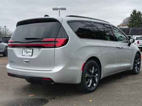 New 2026 Chrysler Pacifica Select FWD image 3