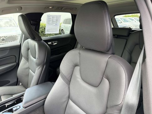 Certified 2023 Volvo XC60 B5 Plus AWD/4WD image 19