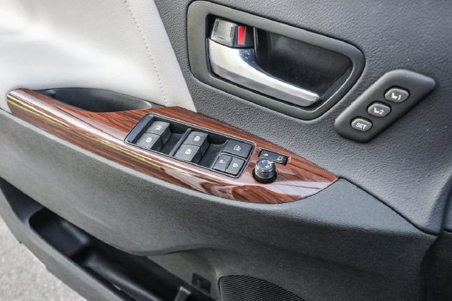 Used 2016 Toyota Sienna Limited Premium FWD image 40