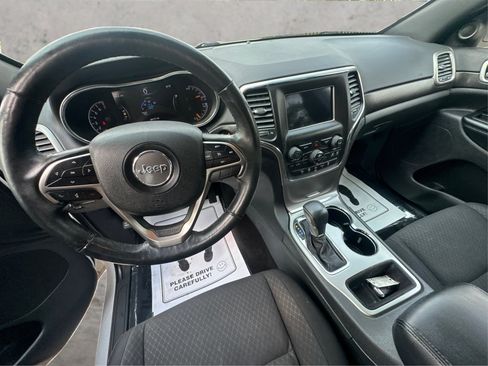 Used 2018 Jeep Grand Cherokee Laredo AWD/4WD image 31