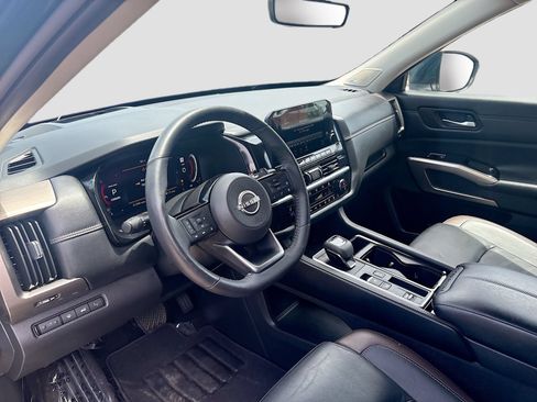 Used 2023 Nissan Pathfinder Platinum w/ Cargo Package FWD image 9