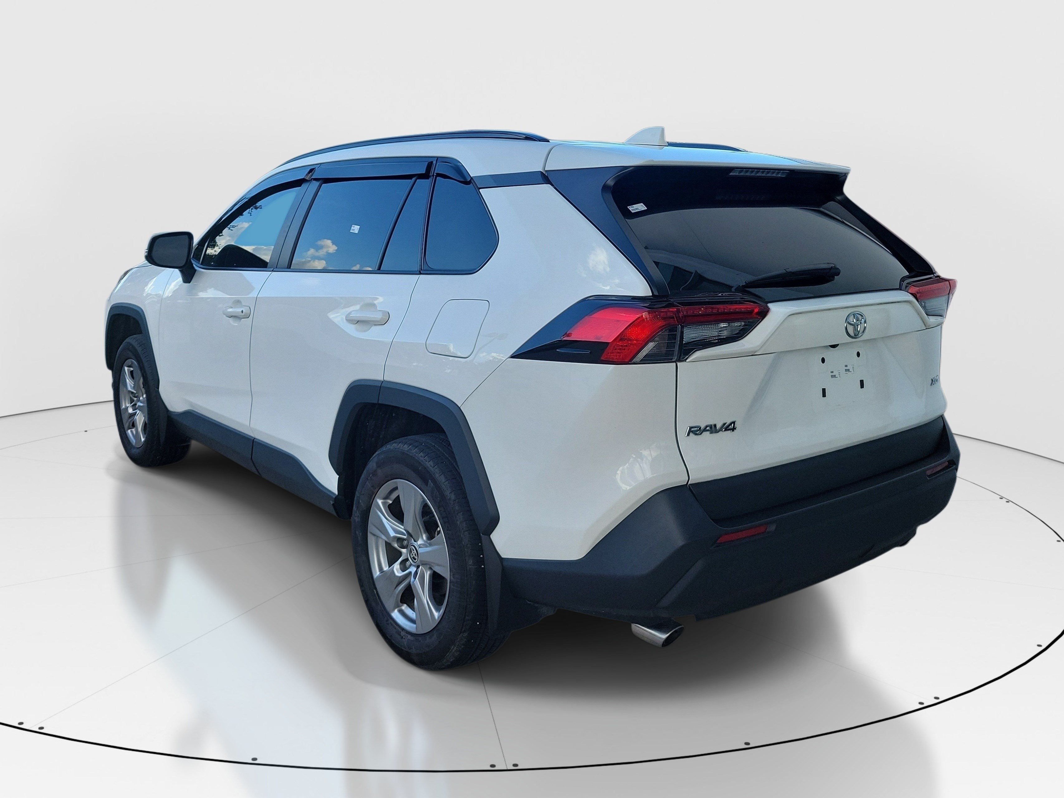 Used 2024 Toyota RAV4 XLE FWD image 5